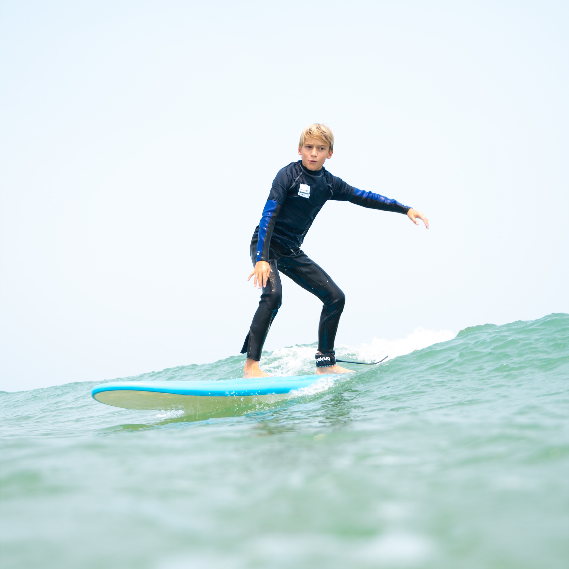 enfant faisant du surf